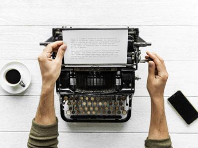 Personne écrivant sur une machine à écrire